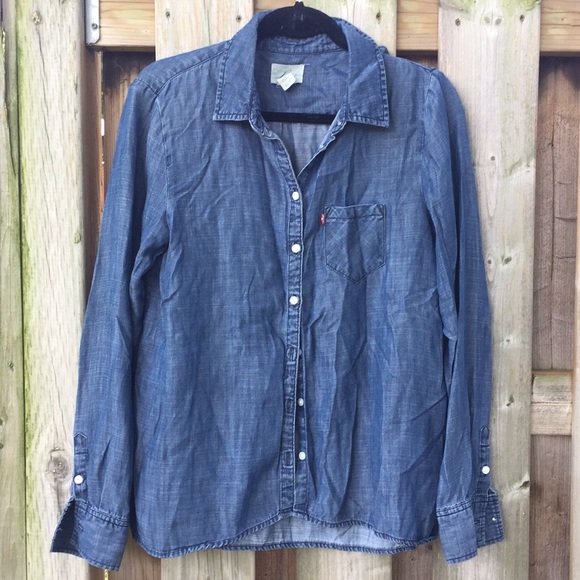 Woman’s Levi’s button up shirt - Picture 5 of 5